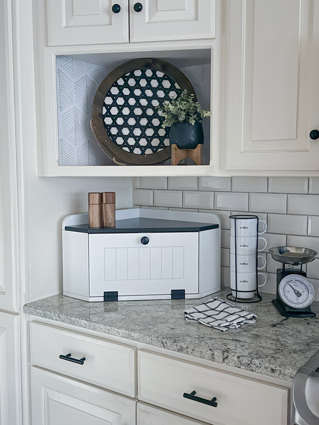 Bread box in white
