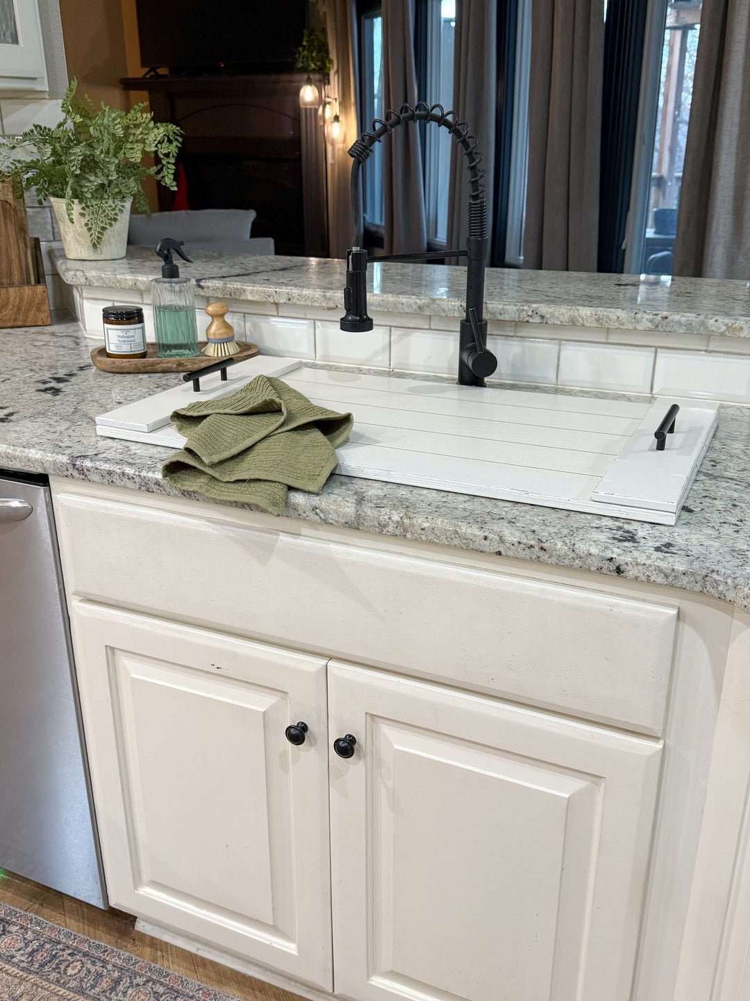 Distressed slatted sink cover in white
