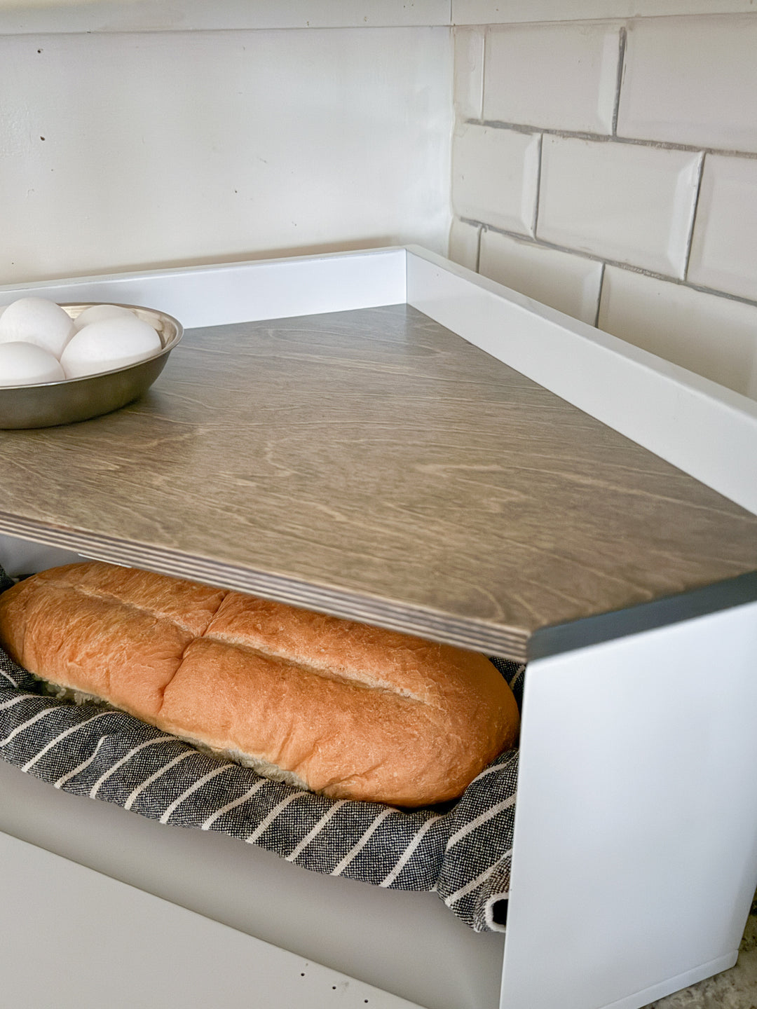 Bread box in white