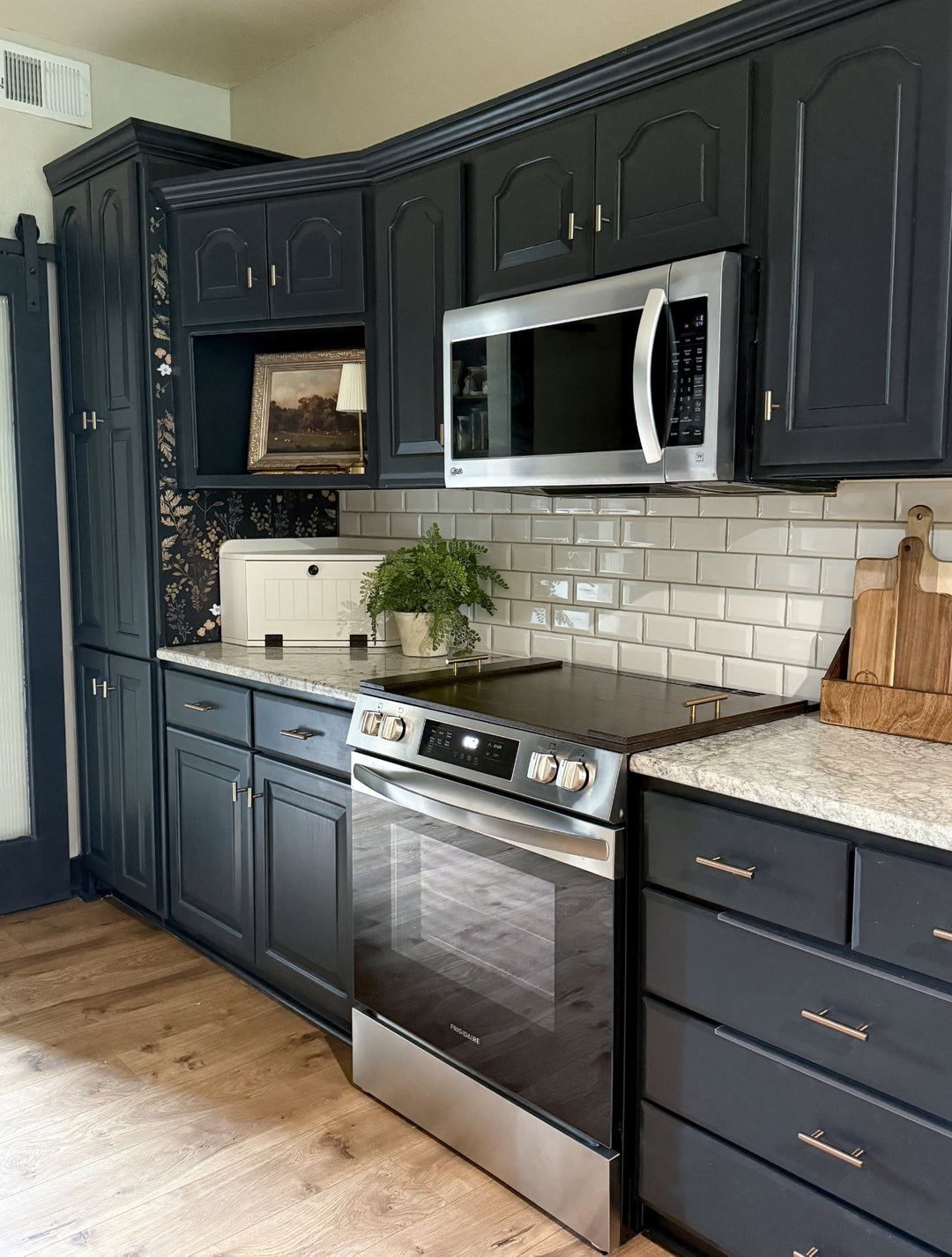 Slatted dark brown stove cover