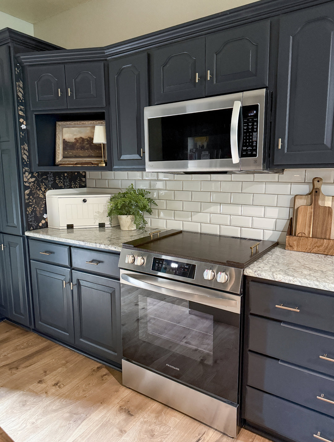 Slatted dark brown stove cover