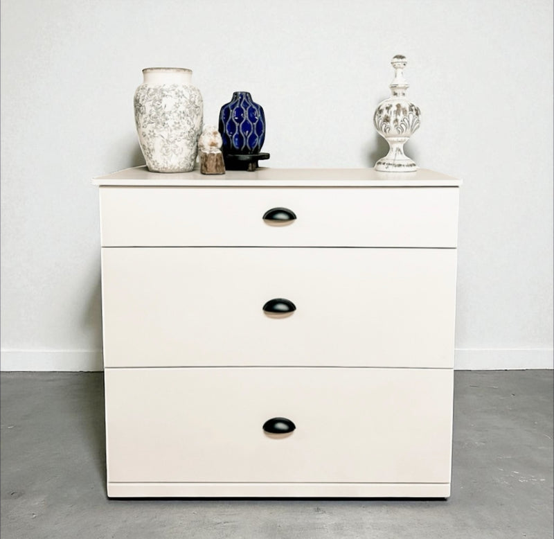 Cabinet with storage drawers