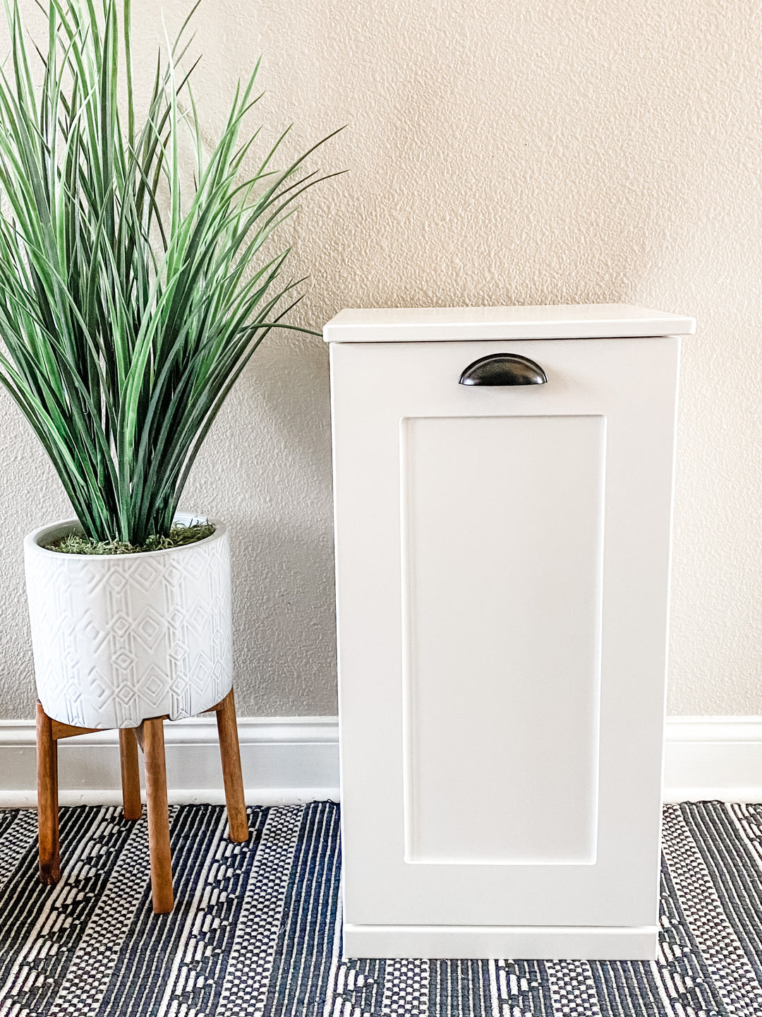 Single style pet food storage in white farmhouse - more colors
