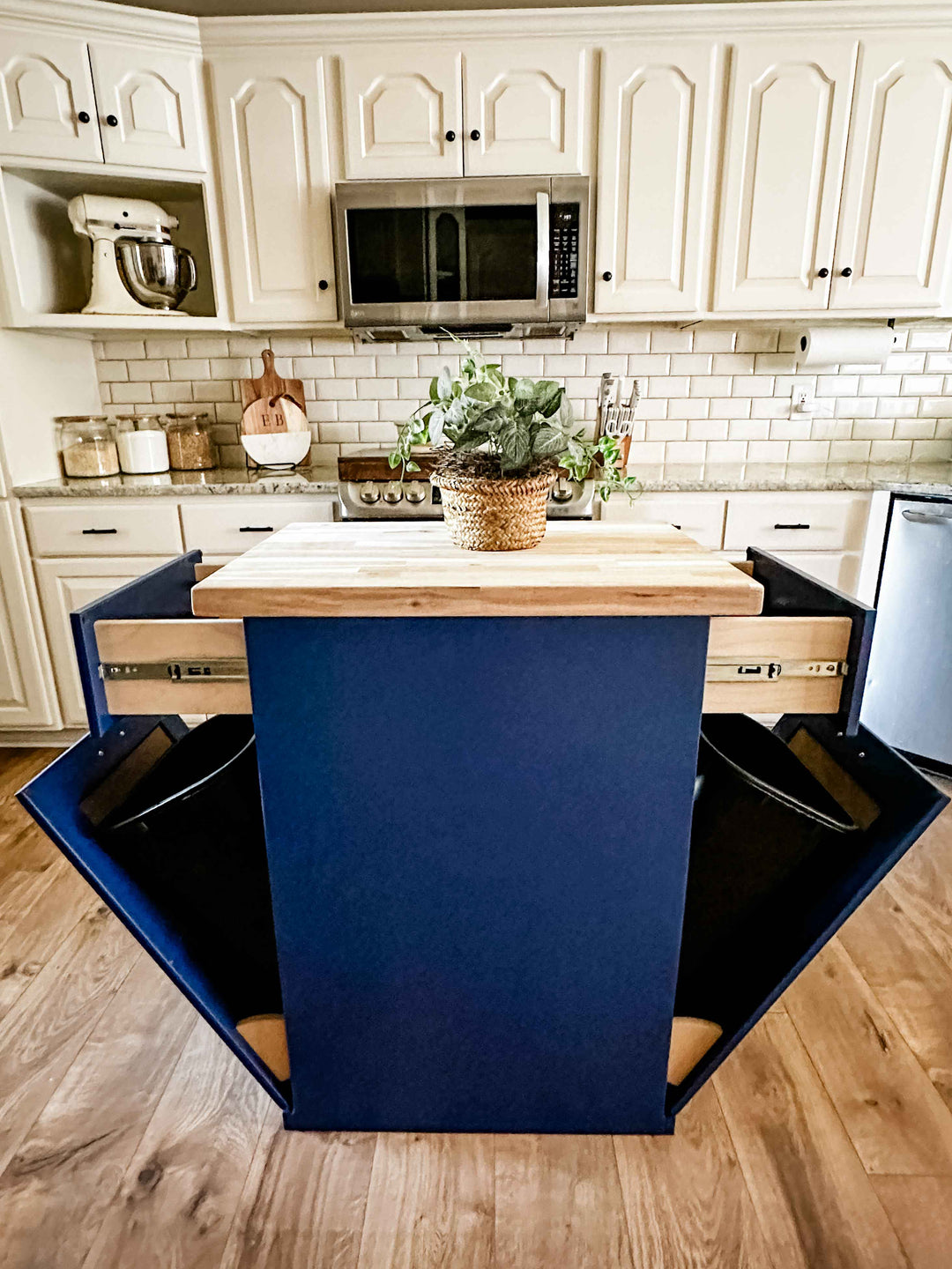 Island with two compartments in blue