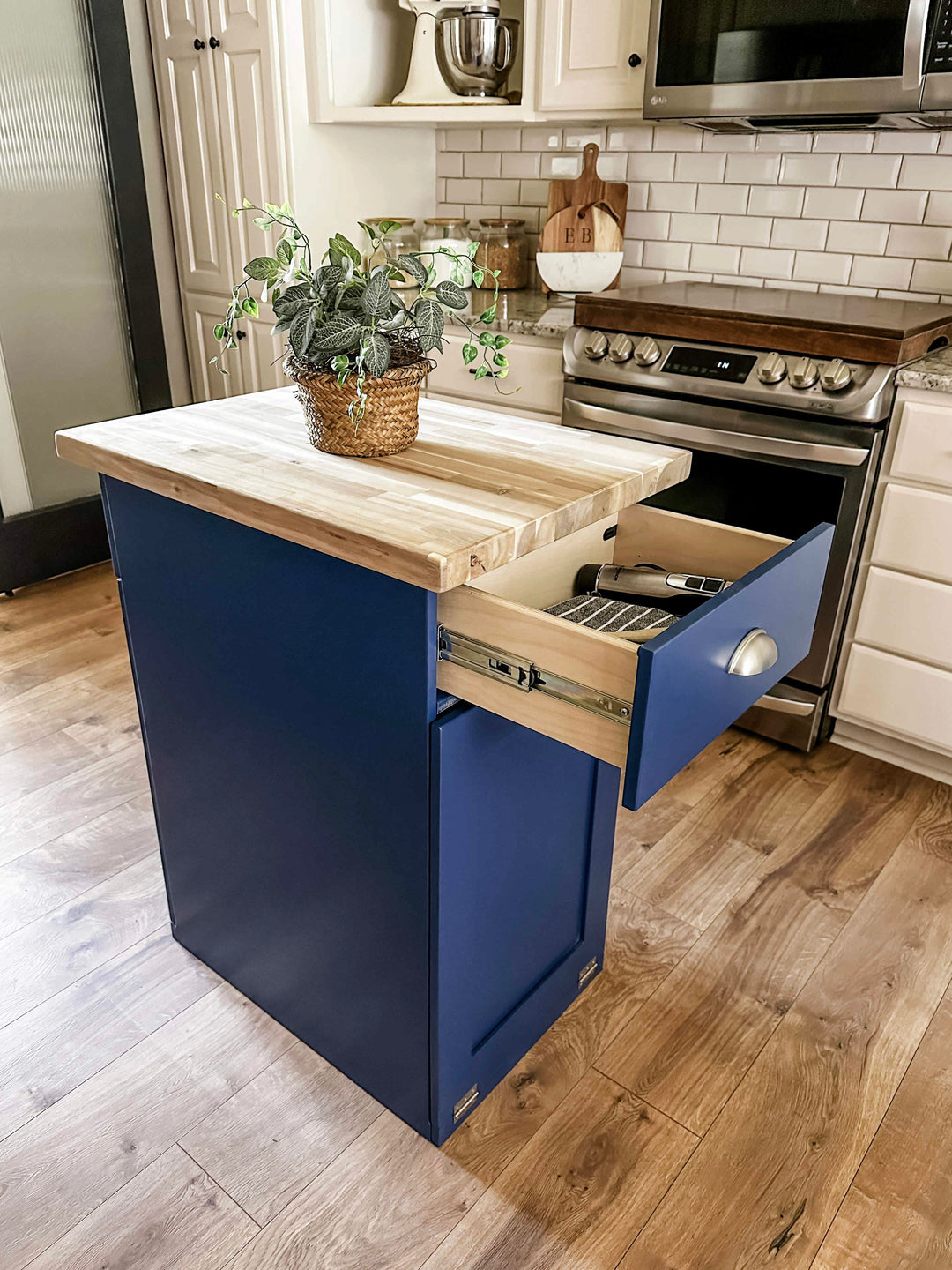 Island with two compartments in blue