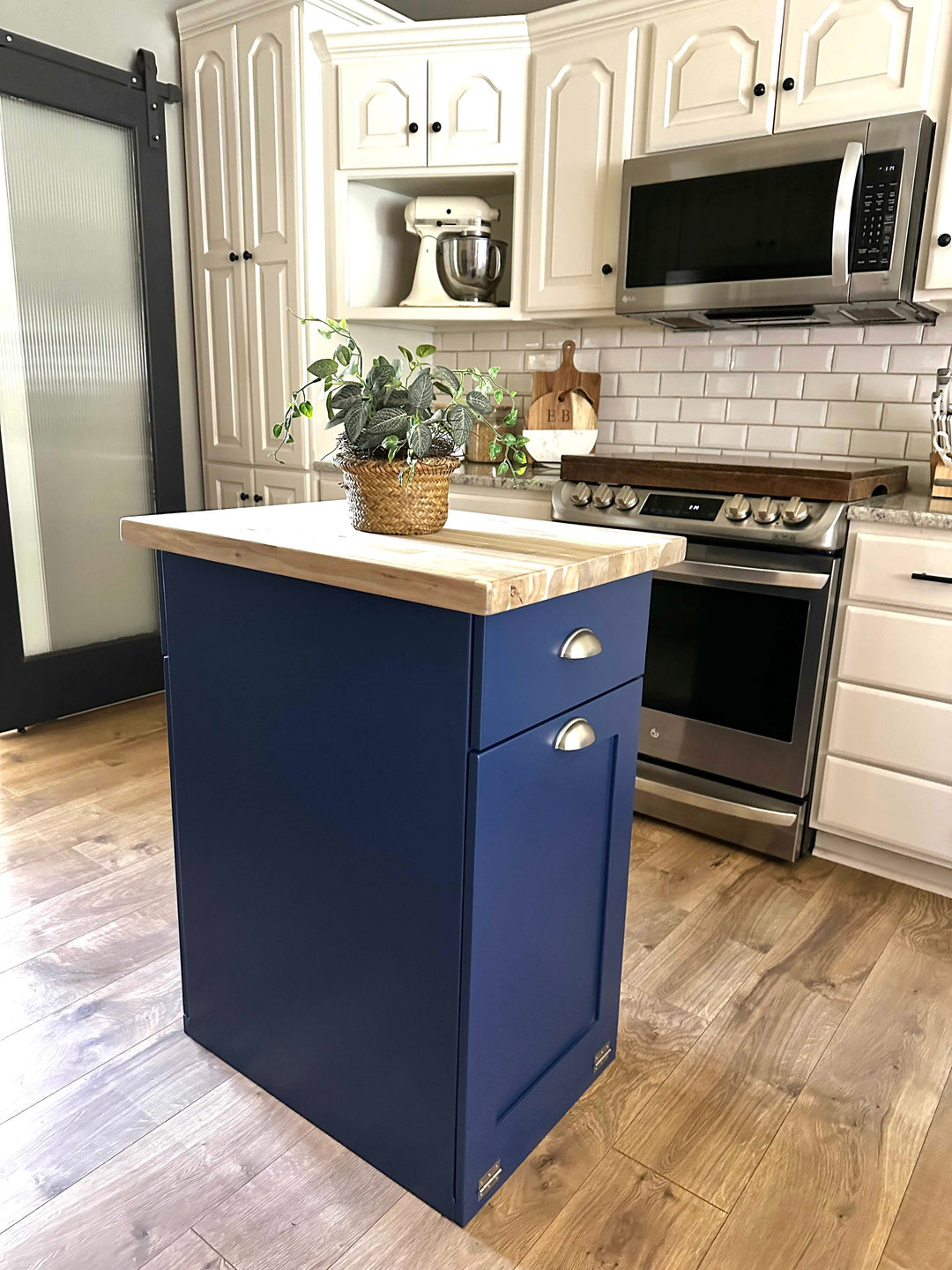 Island with two compartments in blue