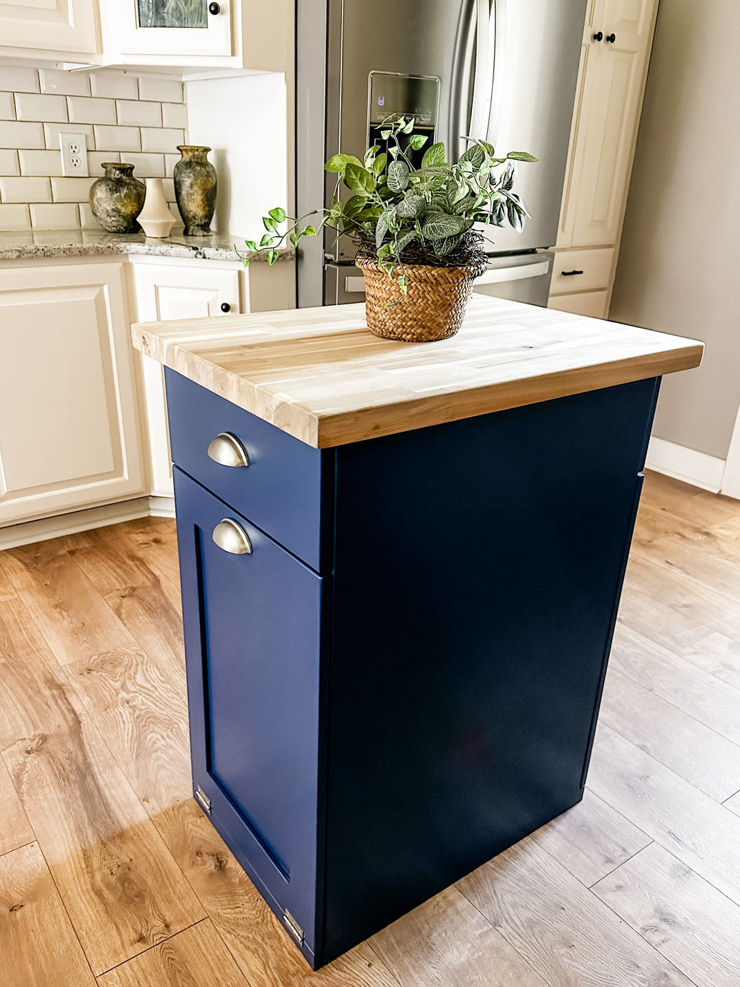 Island with two compartments in blue