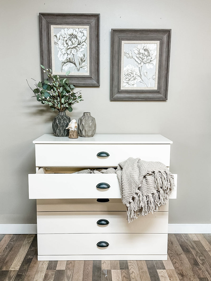 Cabinet with storage drawers