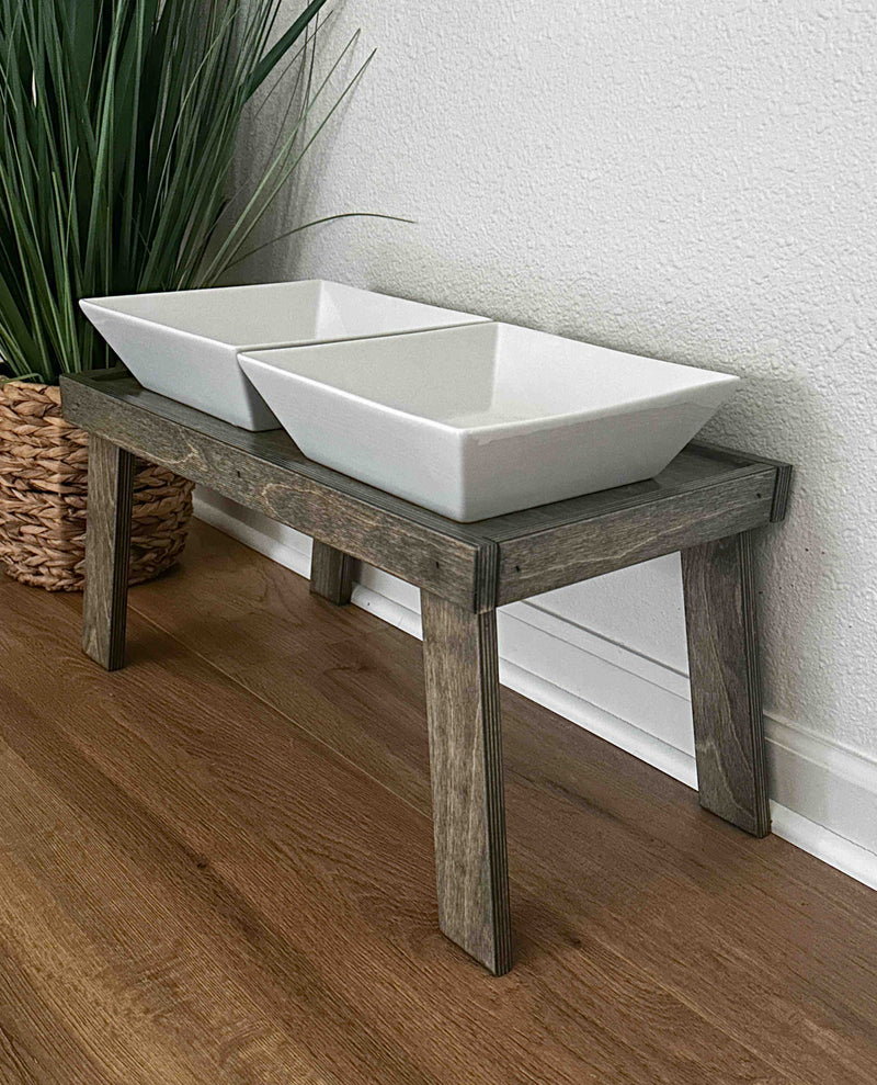 Elevated feeder stand for dogs or cats