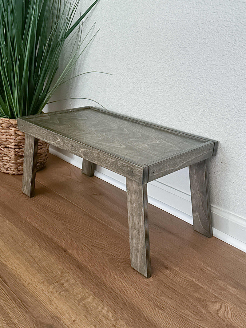Elevated feeder stand for dogs or cats