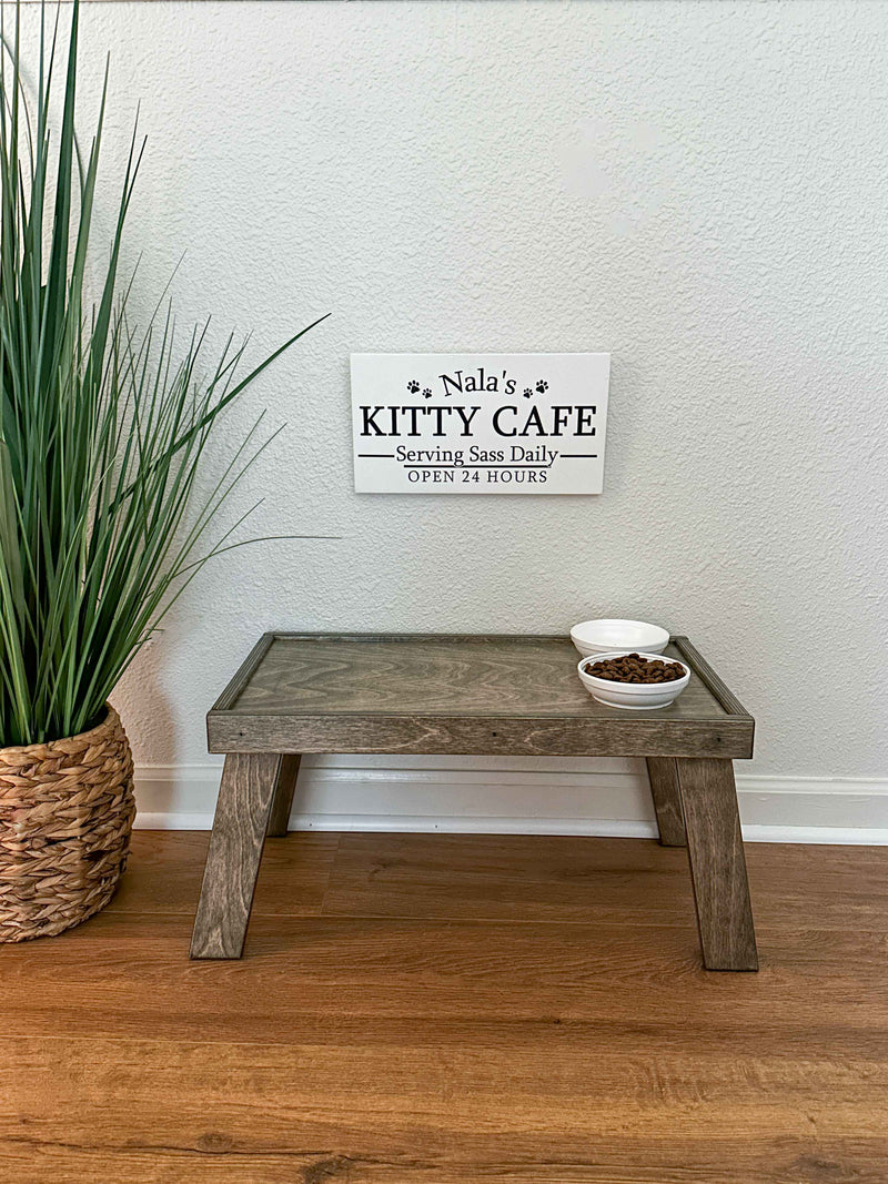 Elevated feeder stand for dogs or cats