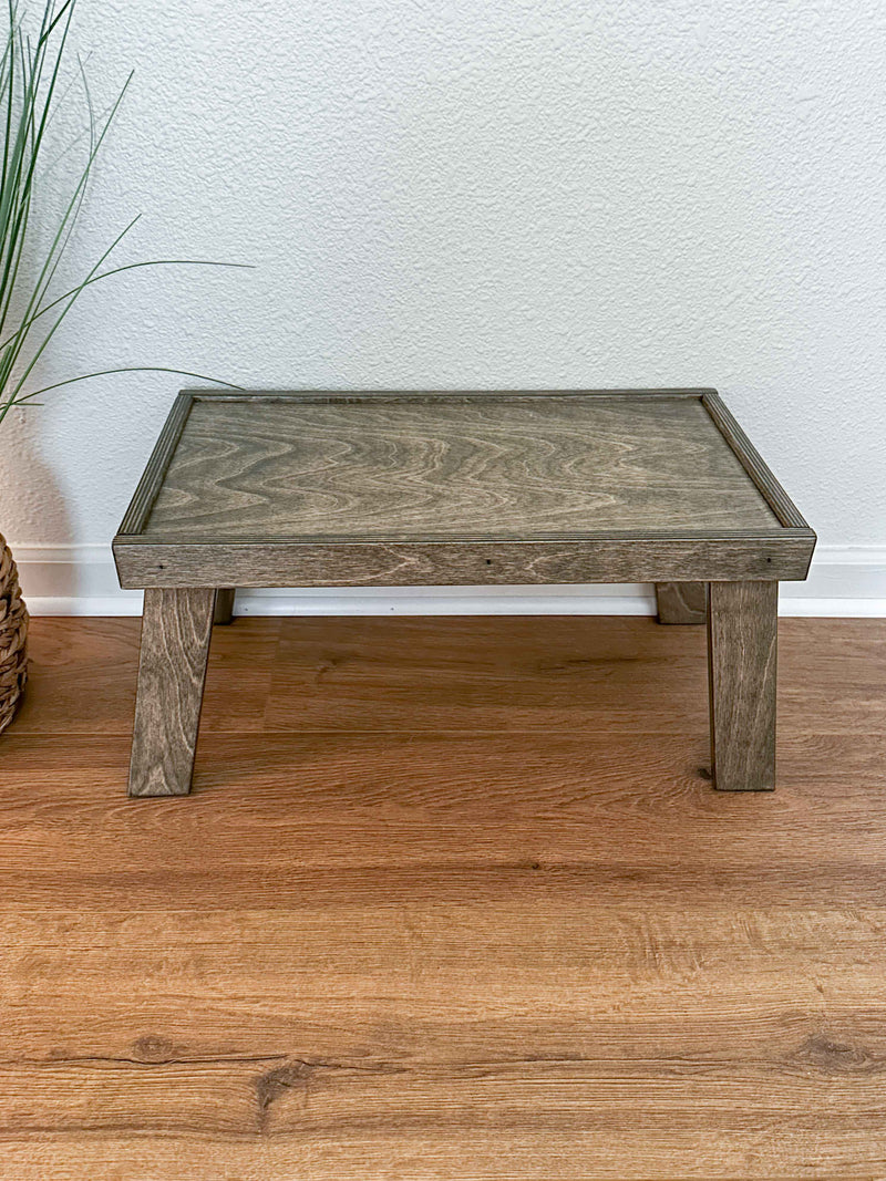 Elevated feeder stand for dogs or cats