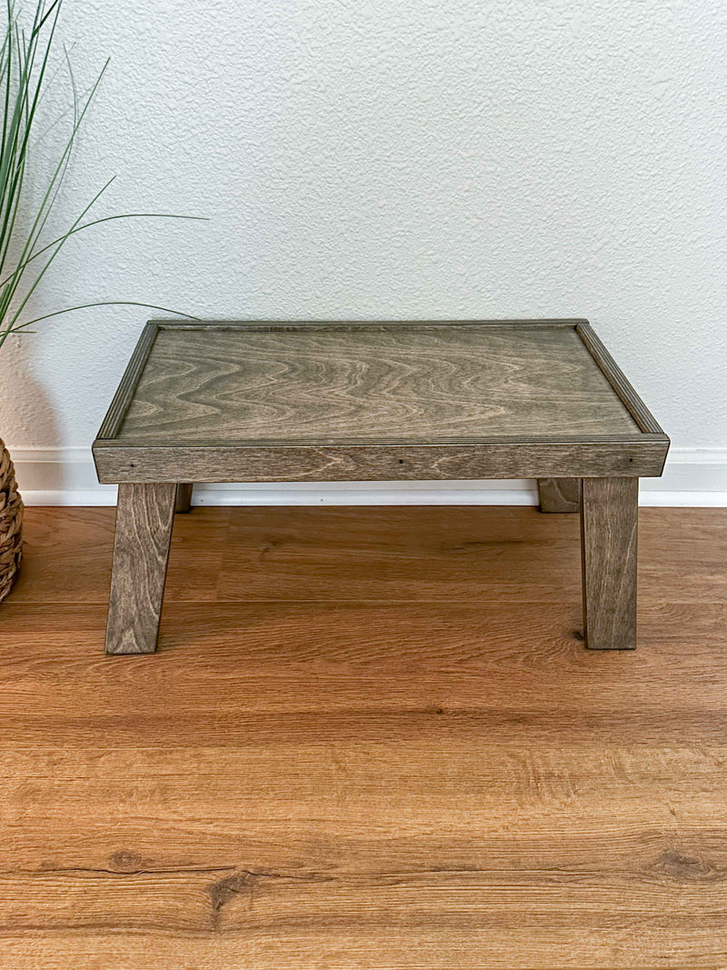 Elevated feeder stand for dogs or cats