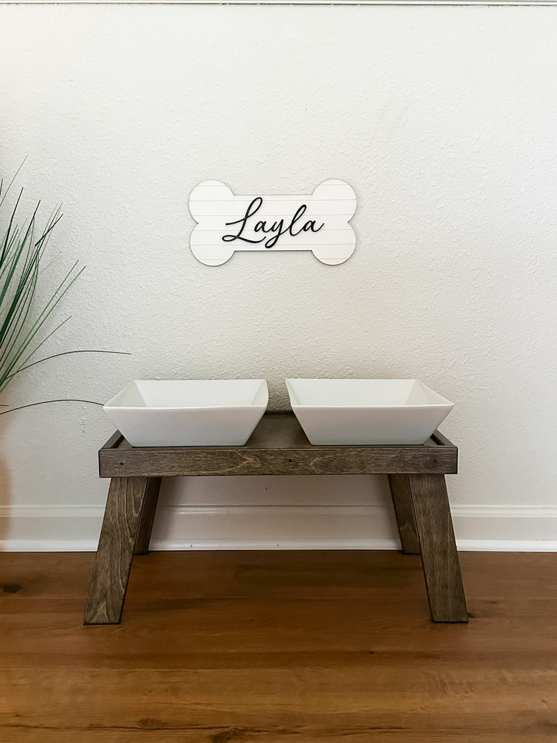 Elevated feeder stand for dogs or cats