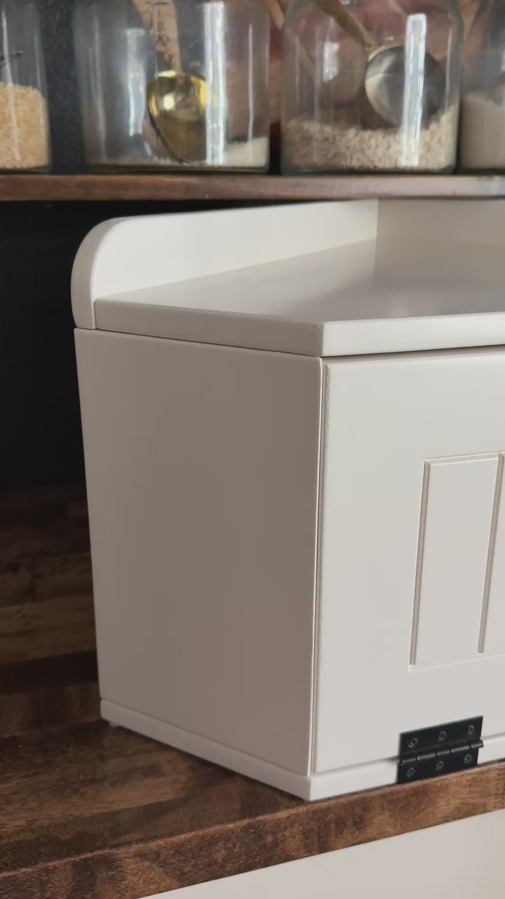 Bread box in ivory paint