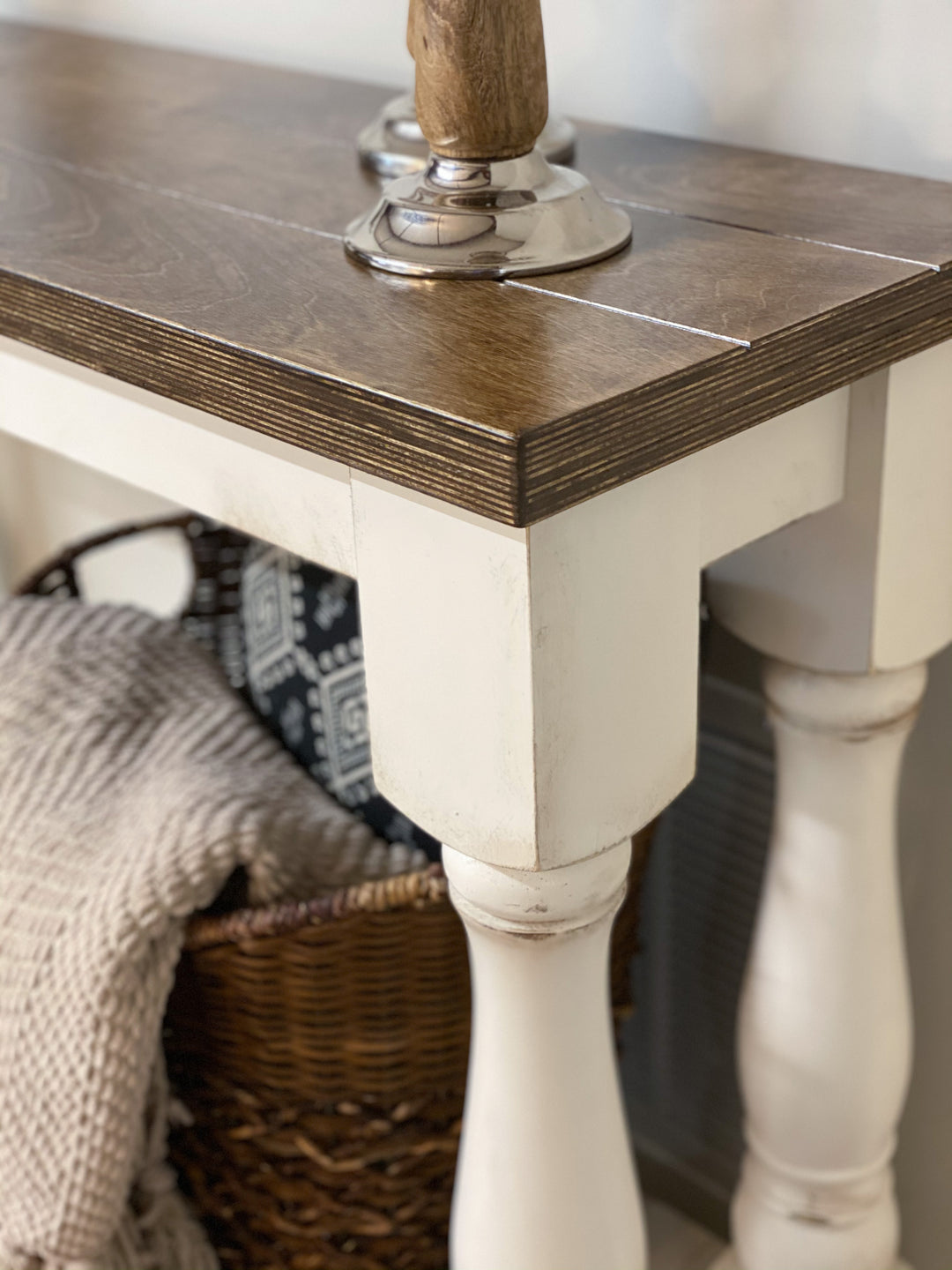 Entry table with baluster legs in white with dark brown top