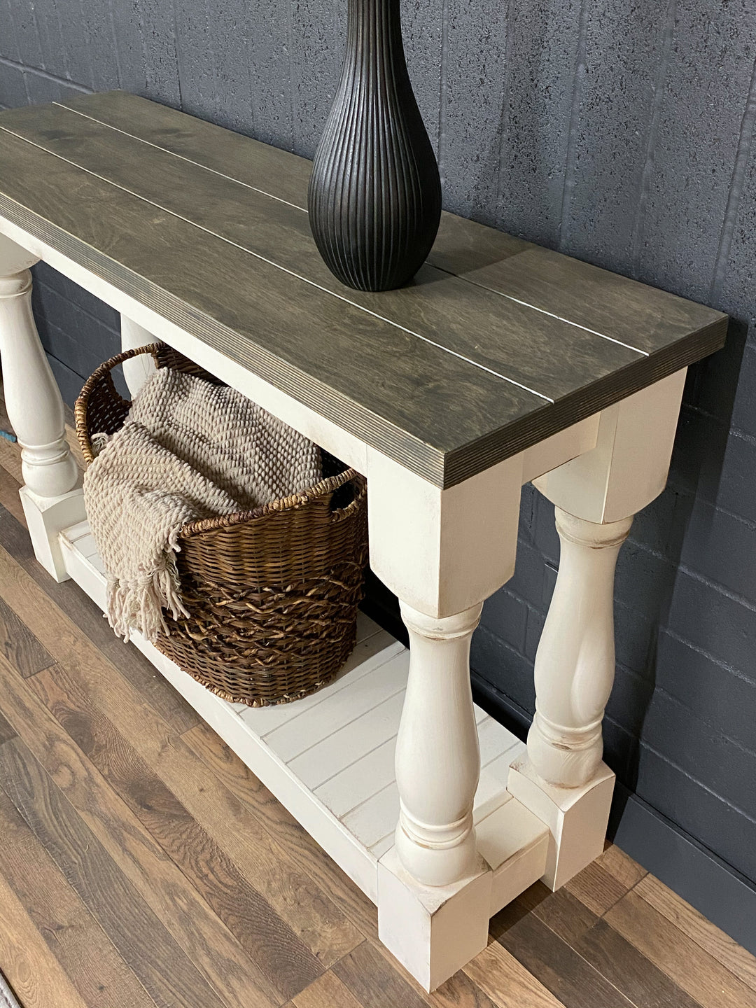 Entry table with baluster legs in white with aged barrel top