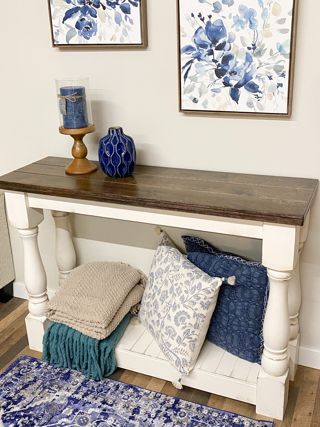 Entry table with baluster legs in white with dark brown top