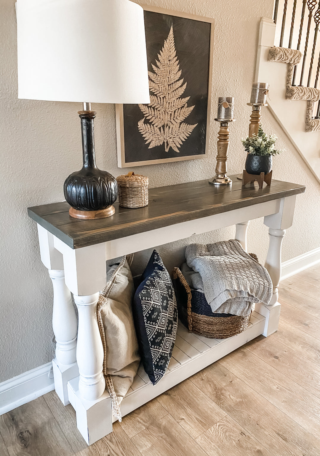 Entry table with baluster legs in white with aged barrel top