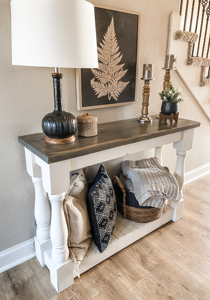 Entry table with baluster legs in white with aged barrel top