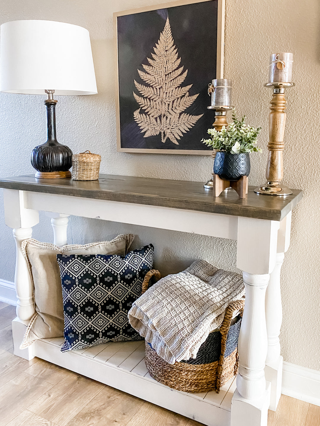 Entry table with baluster legs in white with aged barrel top