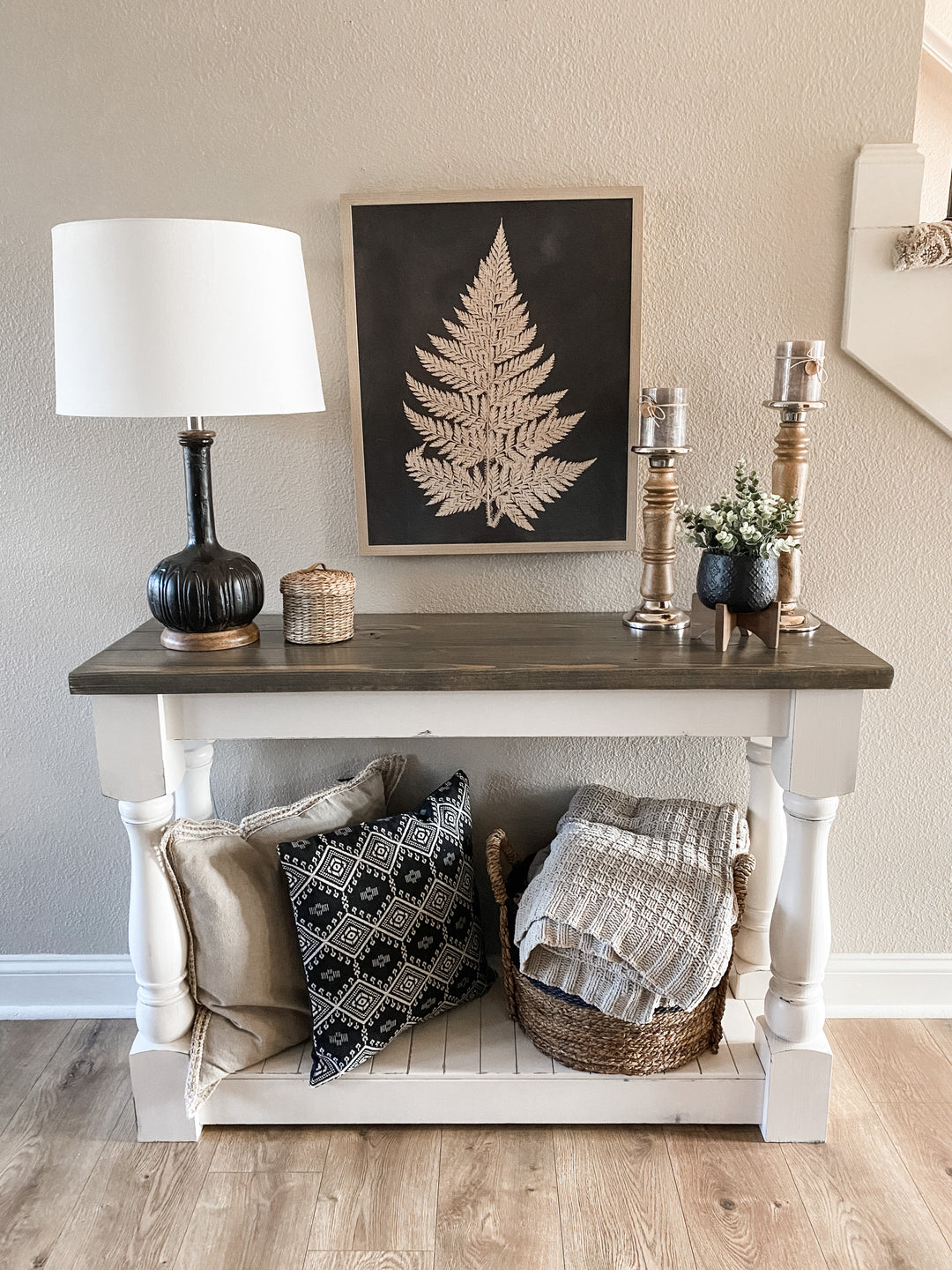Entry table with baluster legs in white with aged barrel top