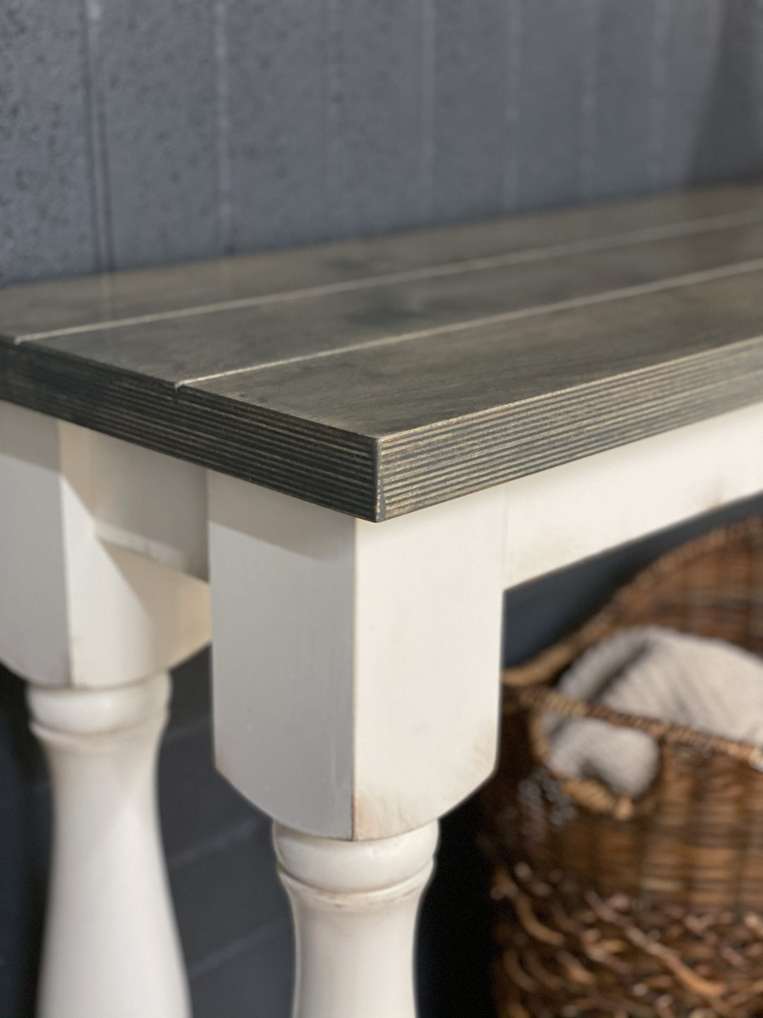 Entry table with baluster legs in white with aged barrel top