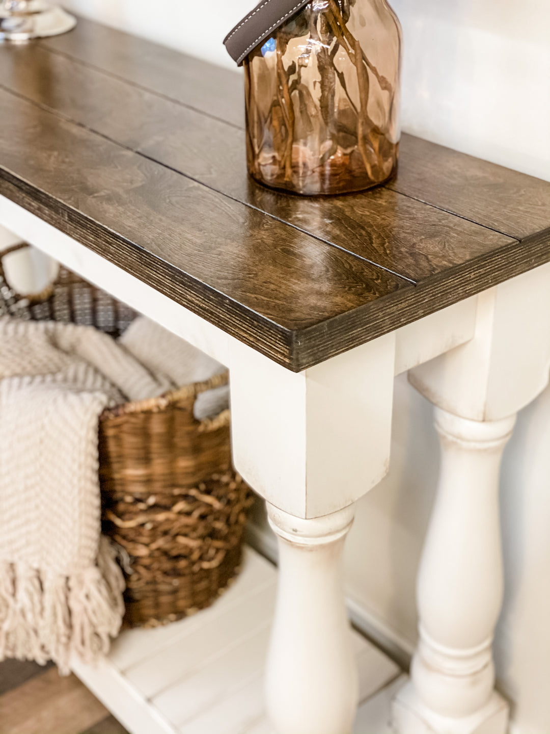 Entry table with baluster legs in white with warm brown top