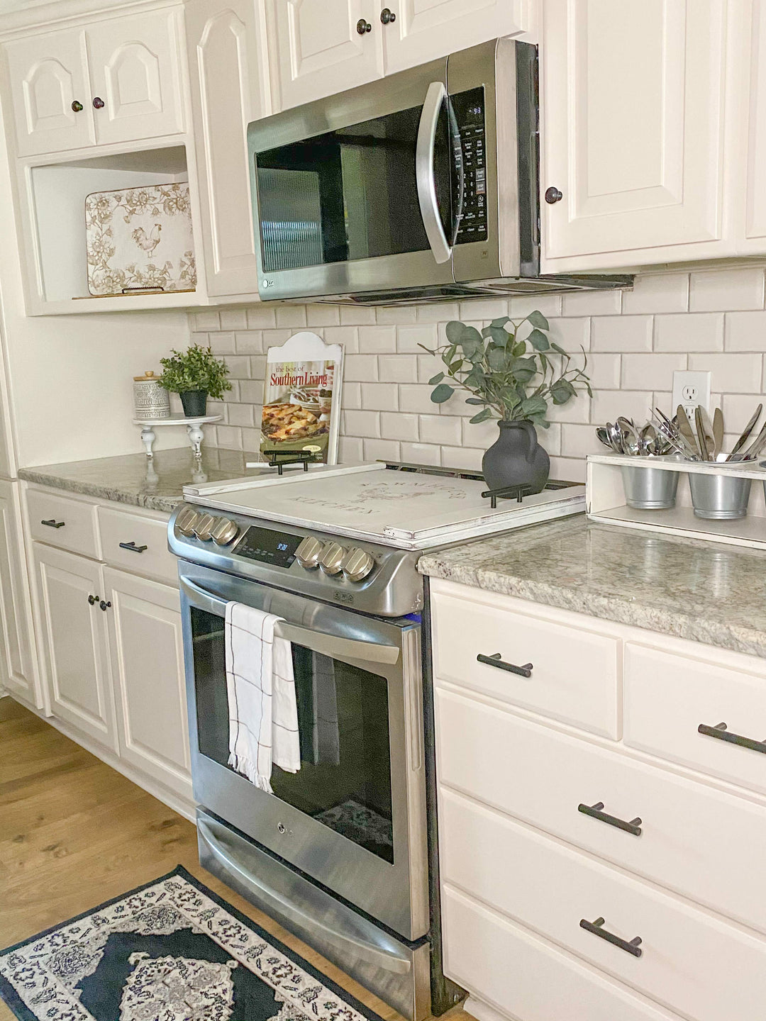 "Farmhouse kitchen" stove cover, ivory distressed